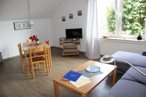 sala de estar con sofá y mesa en Gästehaus Sophie Randa en Borkum