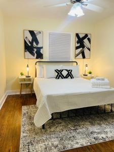 Ένα ή περισσότερα κρεβάτια σε δωμάτιο στο Newly renovated charming home with parking