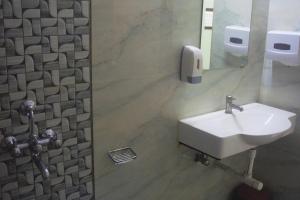 Bilik mandi di Hotel Gujrat