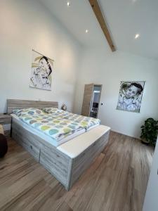 1 dormitorio con 1 cama grande en una habitación en Ferienwohnung "Moseltraum" Ensch, en Ensch