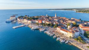 een luchtzicht op een stad met boten in het water bij Sara Luxury in City Center in Poreč