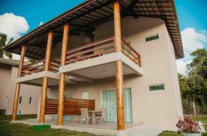 dom z balkonem z tarasem w obiekcie Resort Asenza Bangalô Barão 503 w mieście Pitimbu