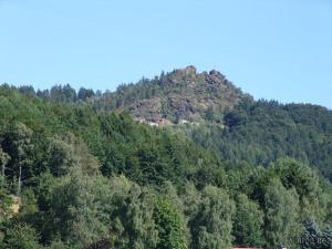 博登邁斯的住宿－Pension Haus Anne，山顶上有一所房子的山