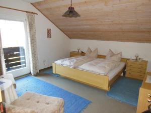 博登邁斯的住宿－Pension Haus Anne，一间卧室设有一张大床和一个窗户。