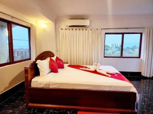 Tempat tidur dalam kamar di Kep Villa Hill Guest House 1