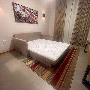 un piccolo letto in una stanza con un tappeto di Resort Quinta Sta Bárbara a Pirenópolis