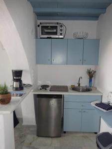 Il comprend une petite cuisine équipée d'un évier et d'un four micro-ondes. dans l'établissement Studio Naxos Orkos plage, à Naxos Chora