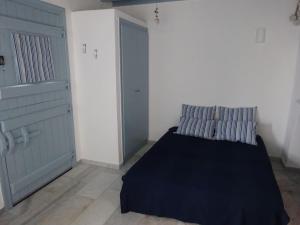 - une chambre avec un lit et une porte bleue dans l'établissement Studio Naxos Orkos plage, à Naxos Chora