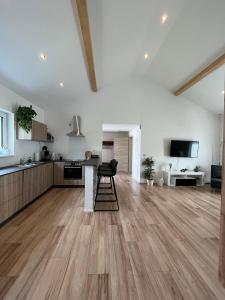 uma cozinha em plano aberto e sala de estar com pisos em madeira em Ferienwohnung "Moseltraum" Ensch em Ensch