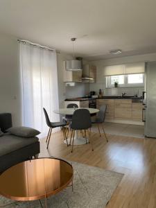 een woonkamer met een bank en een tafel bij Gemütliches City Apartment in Friedrichshafen