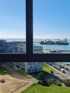 een raam met uitzicht op de stad bij La Pause Marine in Le Havre