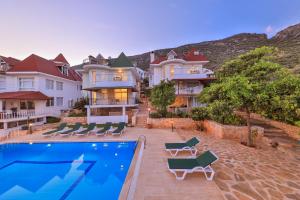 The swimming pool at or close to 3 House Apart