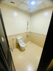 杜拜的住宿－Low-Priced Budget Rooms for rent near Dubai DAFZA，一间位于客房内的白色卫生间的浴室