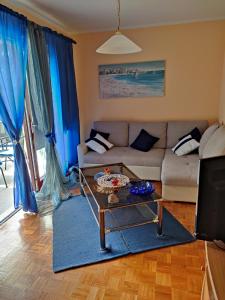 瓦塔戚西的住宿－Apartman Iva - Vantačići，客厅配有沙发和桌子