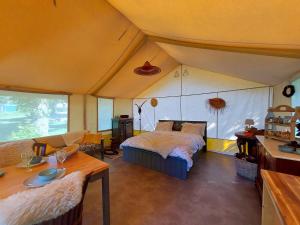 Ένα ή περισσότερα κρεβάτια σε δωμάτιο στο Romantic Safari Tent Lodge