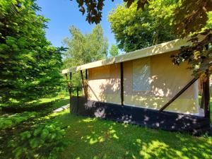 Κήπος έξω από το Romantic Safari Tent Lodge