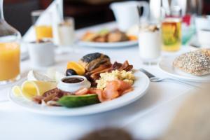 biały talerz jedzenia na stole w obiekcie Hotel Hafnia w mieście Torshavn