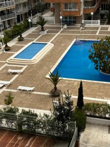 Bazén v ubytování Apartamento a 3 minutos de la playa nebo v jeho okolí