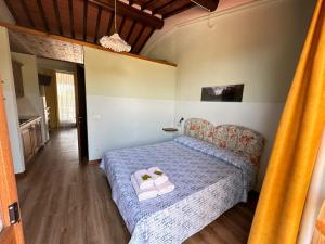 1 dormitorio con 1 cama con 2 toallas en Villa Ilangi en Lastra a Signa