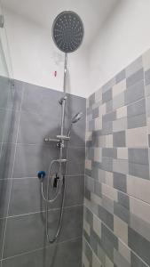 Alba di luna في سانتا تيريزا دي ريفا: دش مع رأس دش في الحمام +65 صورة