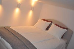 una camera con un letto bianco con due cuscini di Jane's Place a Lubiana