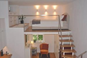 リュブリャナにあるJane's Placeの二段ベッドと階段が備わる小さな客室です。