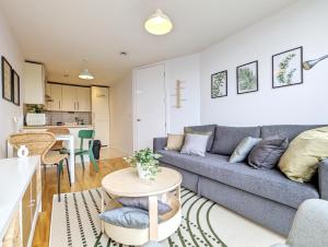 uma sala de estar com um sofá e uma mesa em City Centre Morden 1-bedroom Apt, Free Parking em Liverpool