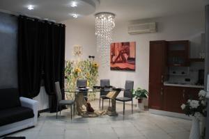 un soggiorno con tavolo e sedie in vetro di Suite Petroni a Bari