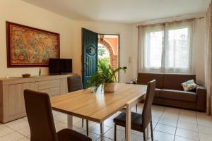 ein Wohnzimmer mit einem Tisch und einem Sofa in der Unterkunft Casa Jennifer nel Delta del Po in Taglio di Po