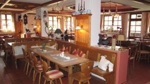 ein Restaurant mit Tischen und Stühlen in einem Zimmer in der Unterkunft Landgasthof-Hotel Zum Anleitner in Rattenberg