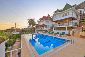 The swimming pool at or close to 3 House Apart