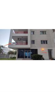 um edifício com uma seta vermelha apontando para a frente dele em Golem Getaway Apartment em Golem