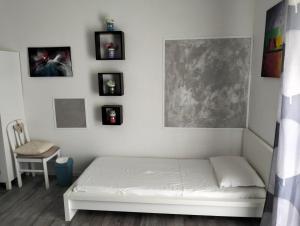 een slaapkamer met een bed en foto's aan de muur bij Villa Harriet in Sovere