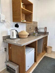 una pequeña cocina con encimera y fregadero en Cozy farm studio en Nuweiba