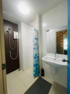 uma casa de banho com um chuveiro e um lavatório. em The Trust Condo by the Sea em Hua Hin