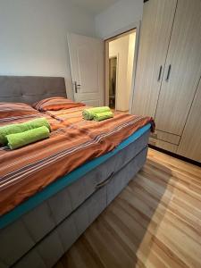 Un pat sau paturi într-o cameră la Apartman Jaca