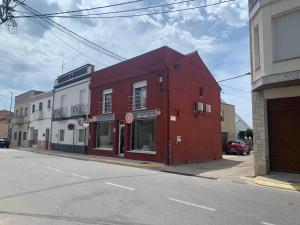 um edifício vermelho no lado de uma rua em APARTAMENTO ZEN em Deltebre