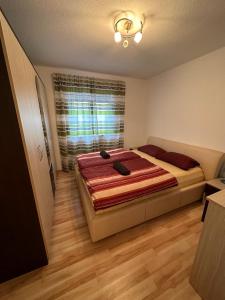 Un pat sau paturi într-o cameră la Apartman Jaca