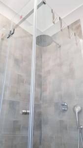una ducha en un baño con puerta de cristal en Casalmare Via Asse, en Ventimiglia 39 fotos más