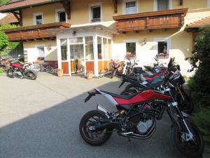 a group of motorcycles parked in front of a building at Landgasthof-Hotel Zum Anleitner in Rattenberg