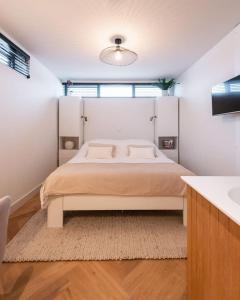 um quarto com uma cama grande num quarto em Beautyful Amstel houseboat em Amsterdã