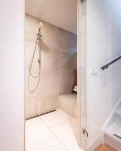 uma casa de banho com um chuveiro e uma porta de vidro em Beautyful Amstel houseboat em Amesterdão