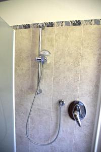 y baño con ducha y manguera. en Villa Teresina Noli en Noli