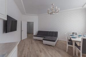 - un salon avec un canapé et une table dans l'établissement Arcadia 2nd Pearl Apartment, à Odessa