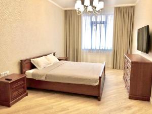 - une chambre avec un lit, une commode et une fenêtre dans l'établissement Arcadia 2nd Pearl Apartment, à Odessa