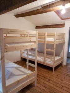 La Chapelle-Basse-MerにあるLa Ferme du domaine de La Mazureのウッドフロアのドミトリールーム 二段ベッド2台