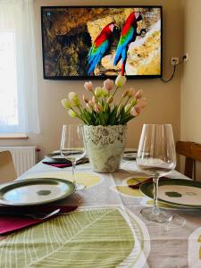 a dining room table with two birds on a painting at Apartament u Ani 1 in Dźwirzyno