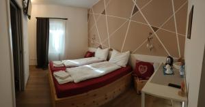 a small bedroom with a bed and a desk at Agriturismo La Ciasa Del Fabio in Tassullo