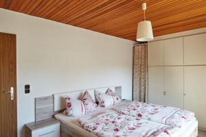 Schlafzimmer mit einem Bett mit Holzdecke in der Unterkunft Ferienwohnung Mendgen mit Panoramablick in Bernkastel-Kues