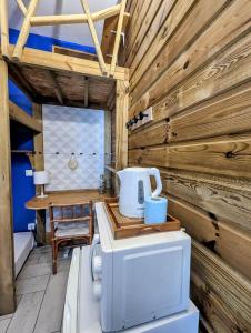 kuchnia z drewnianymi ścianami i blatem z urządzeniami w obiekcie Au geko bleu w mieście Saint-Pierre